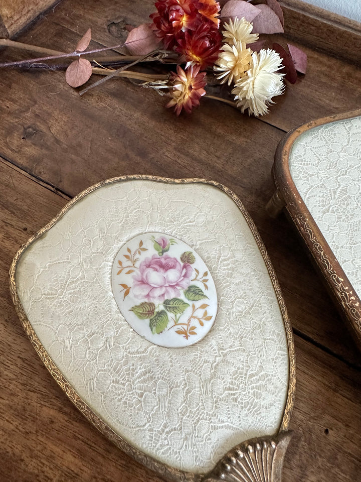 Ensemble de toilette en laiton repoussé et dentelle fleurie années 50