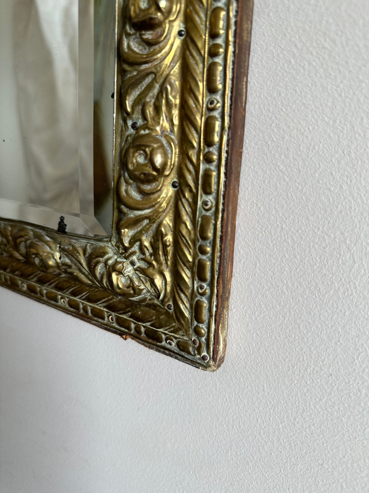 Miroir biseauté rectangulaire années 30 recouvert de laiton repoussé