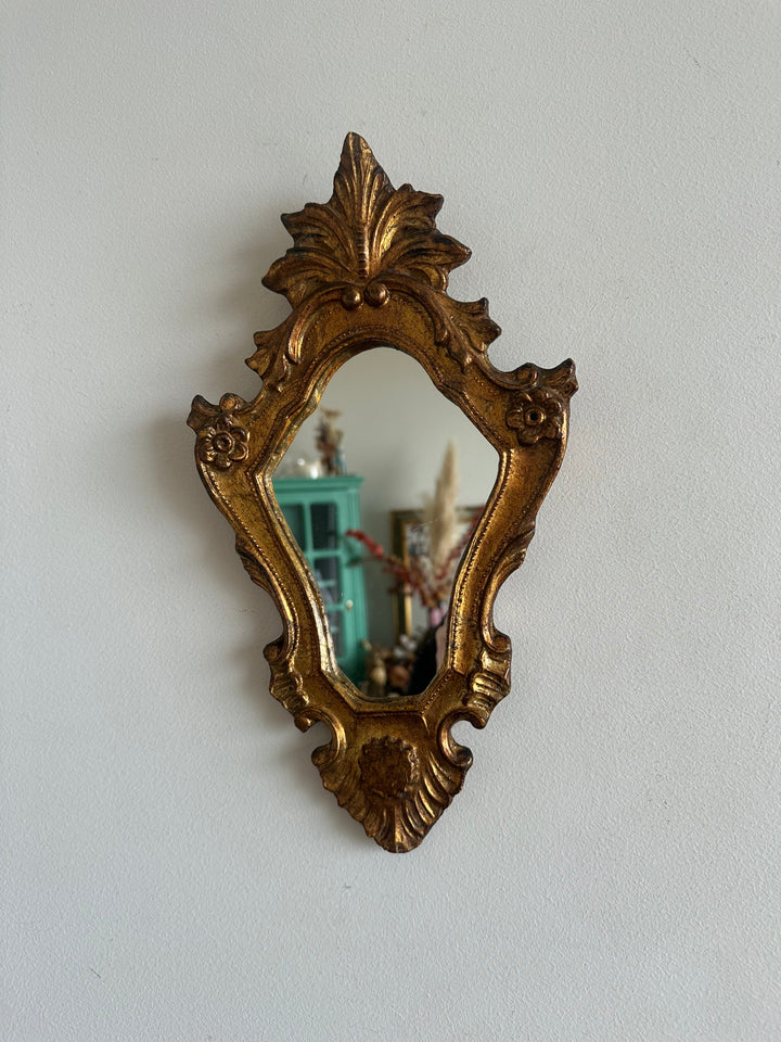 Miroir rocaille en bois doré