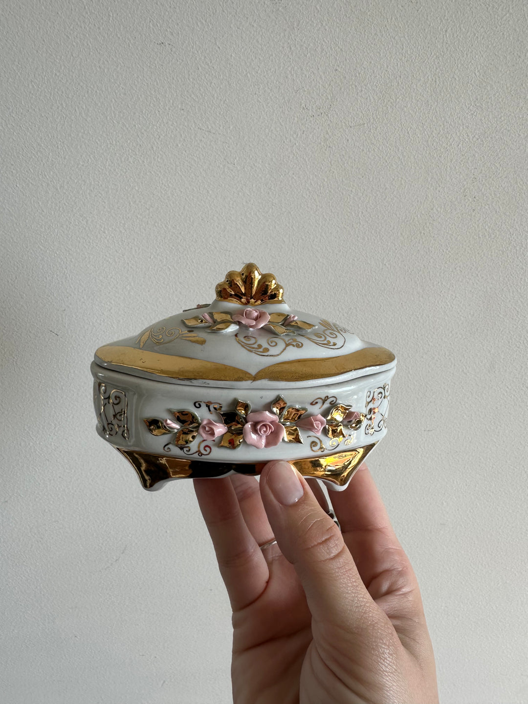 Bonbonnière en porcelaine ornée de roses sculptées