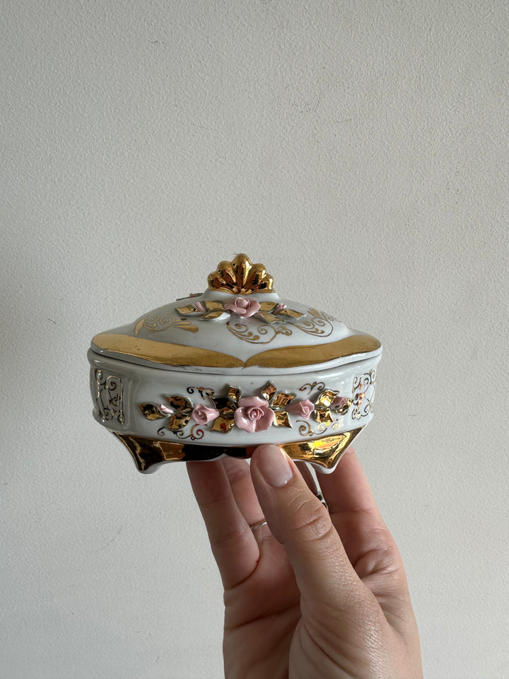 Bonbonnière en porcelaine ornée de roses sculptées