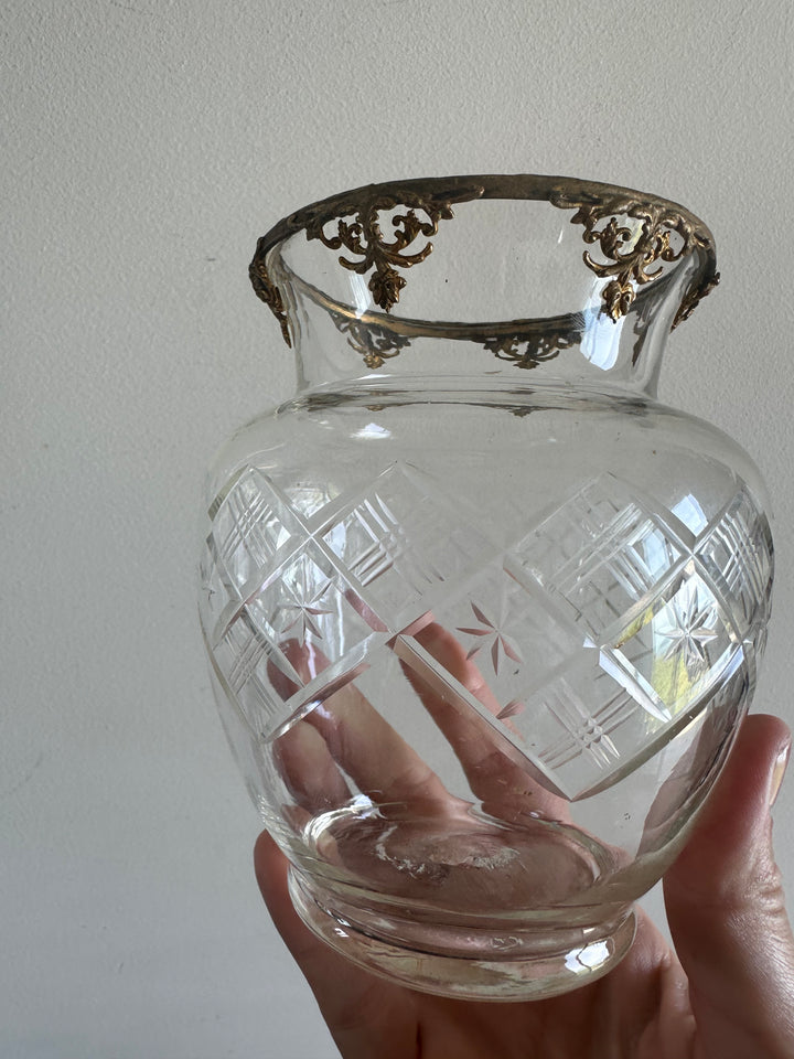 Vase en cristal cerclé de métal doré