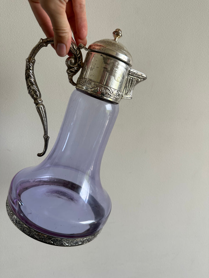 Carafe en verre violine bec et anse en métal argenté travaillés