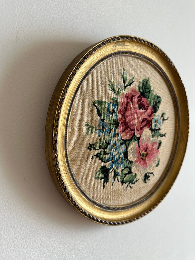 Broderie ancienne encadrée main image 1