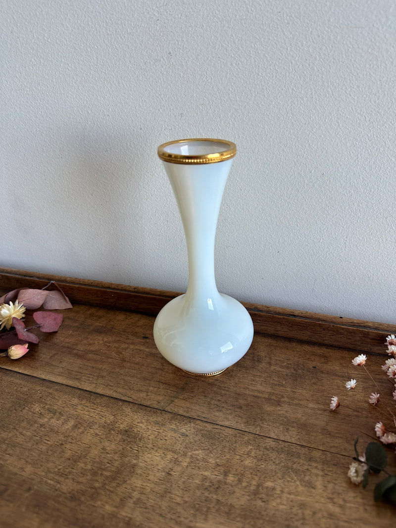 Vase en opaline blanche cerclé de laiton socle et ouverture