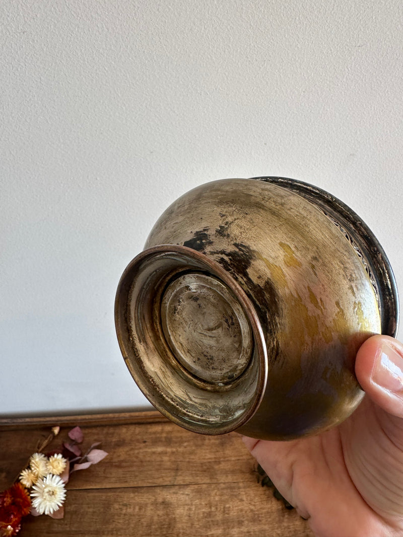 Bonbonnière sur pied en métal argenté et verre avec couvercle