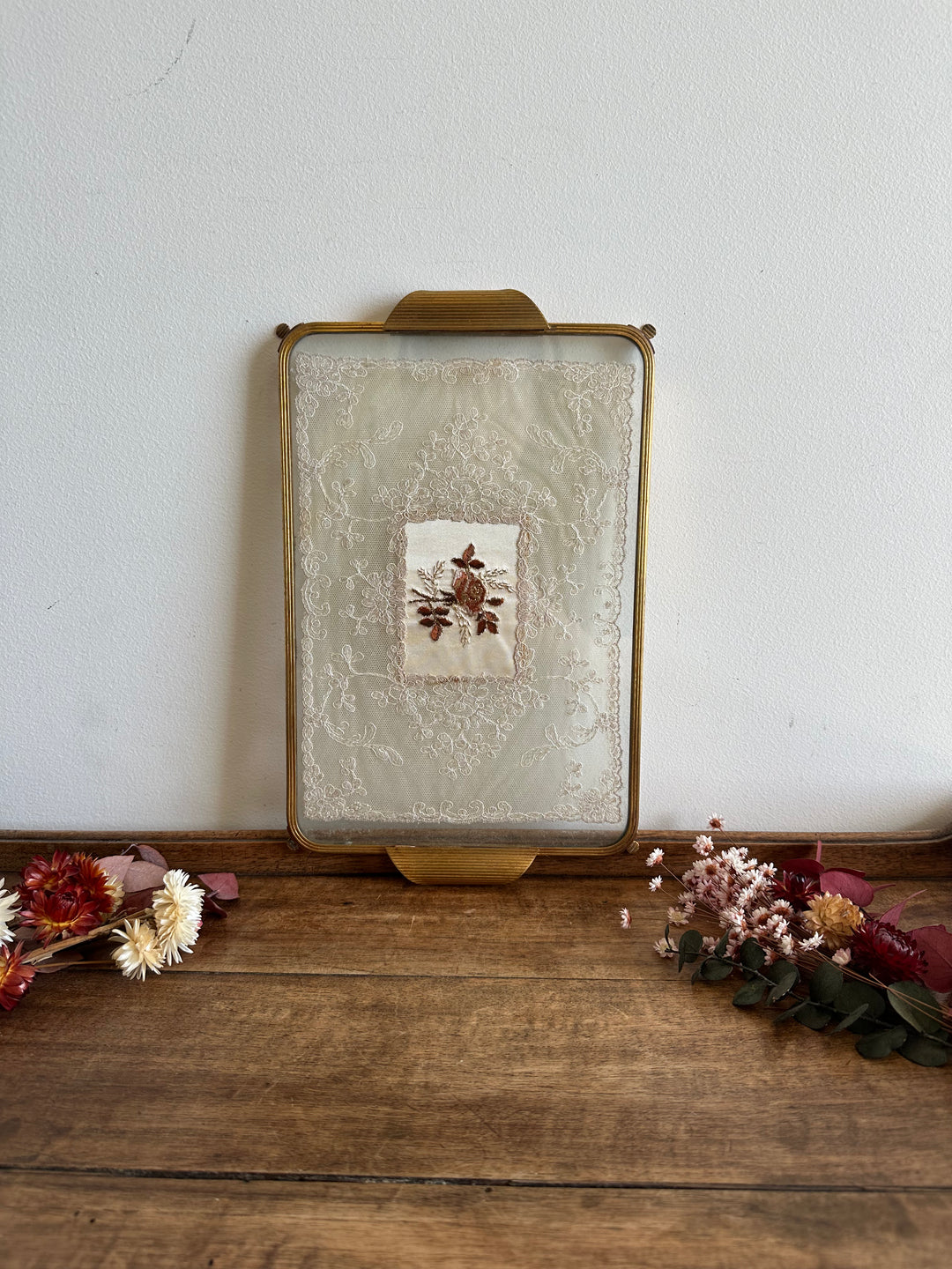 Plateau sur pied broderie sous verre cerclée de laiton