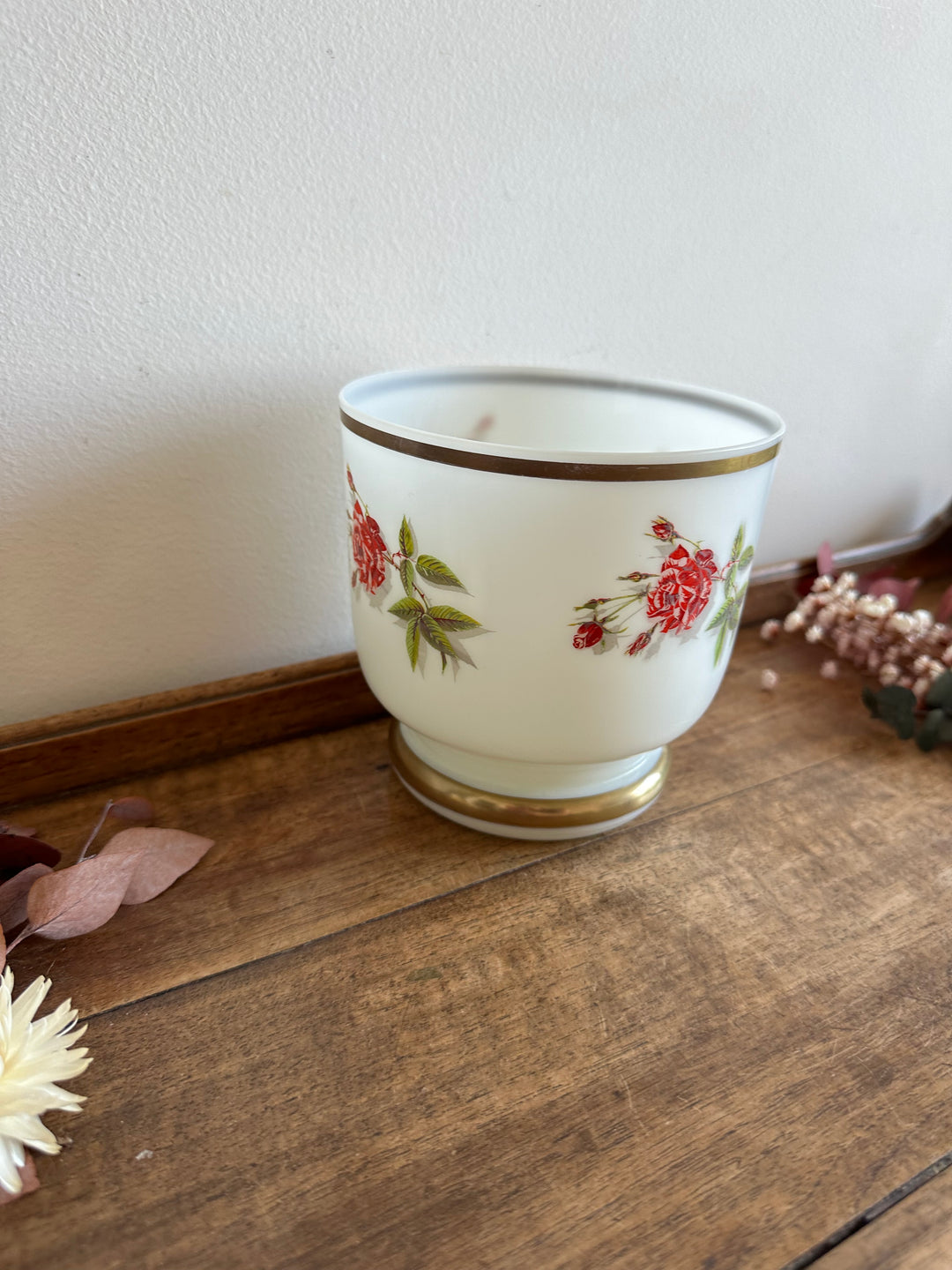 Cache-pot en opaline blanche motifs roses rouges