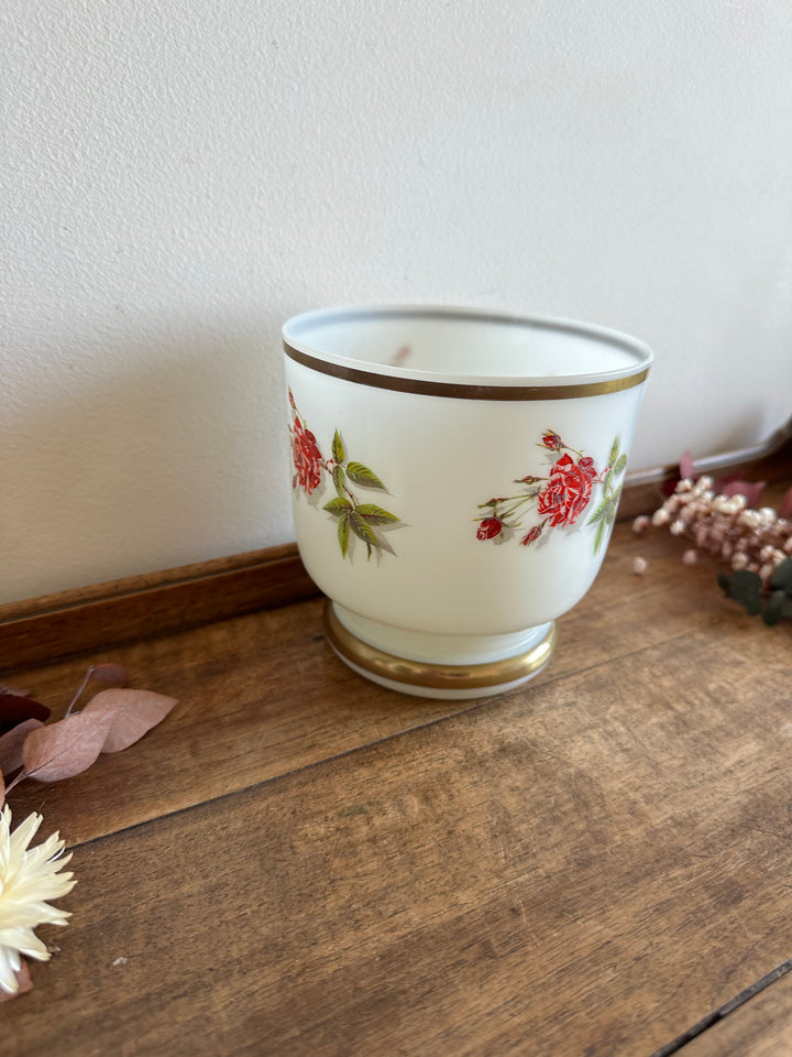 Cache-pot en opaline blanche motifs roses rouges