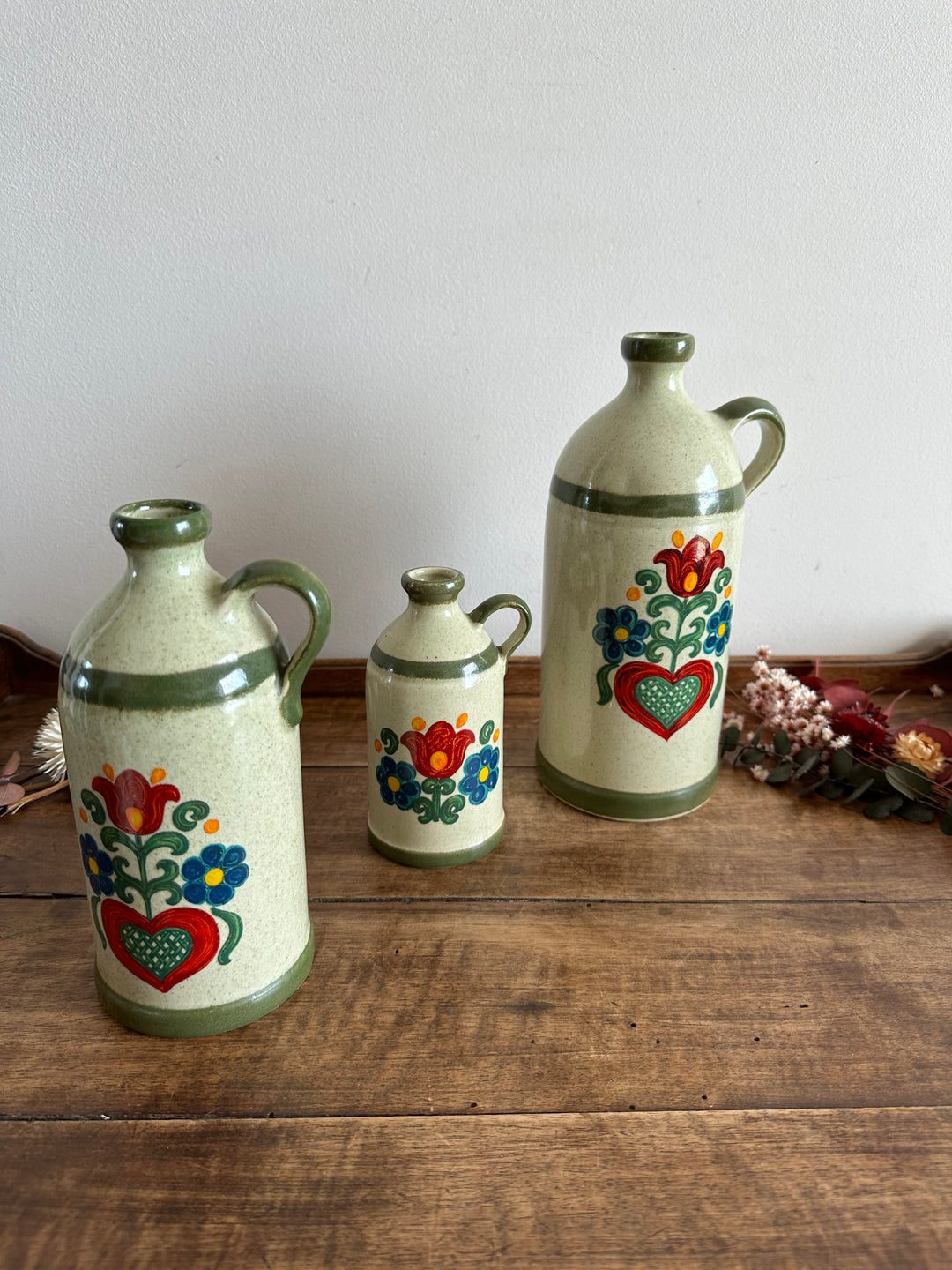 Bouteilles en grès Jasba décorées de fleurs rouges et bleues