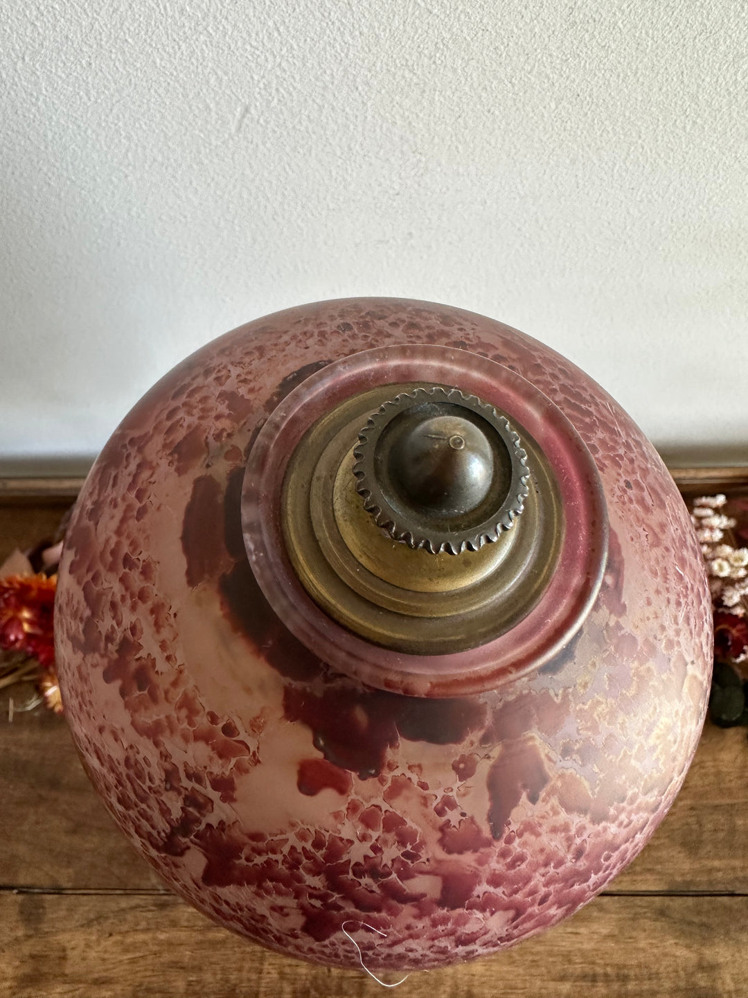 Lampe style Charleston globe mauve socle en laiton