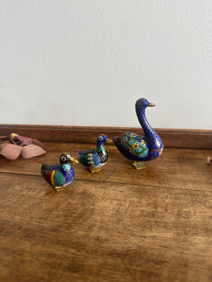 Trio de canards en laiton cloisonné émaillé