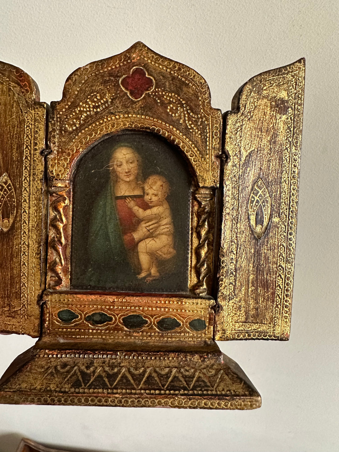 Icône en bois doré triptyque style florentin la vierge et l'enfant années 40