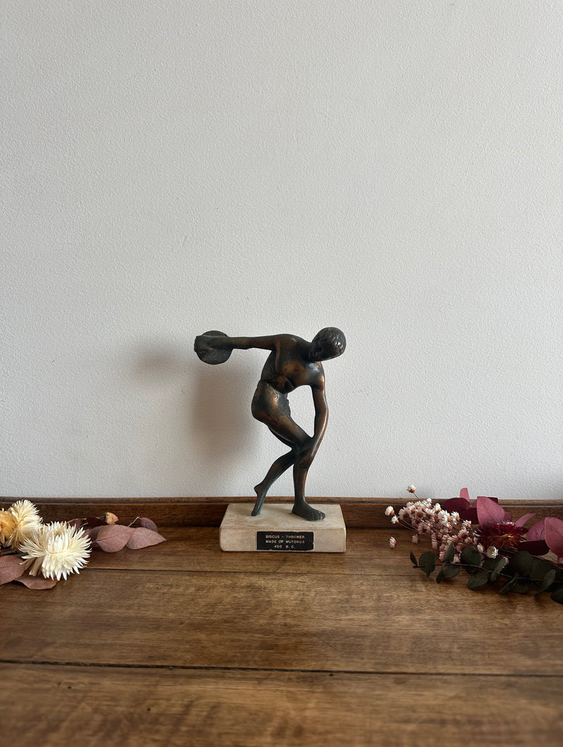 Statuette en bronze sur socle en marbre représentant Discobole