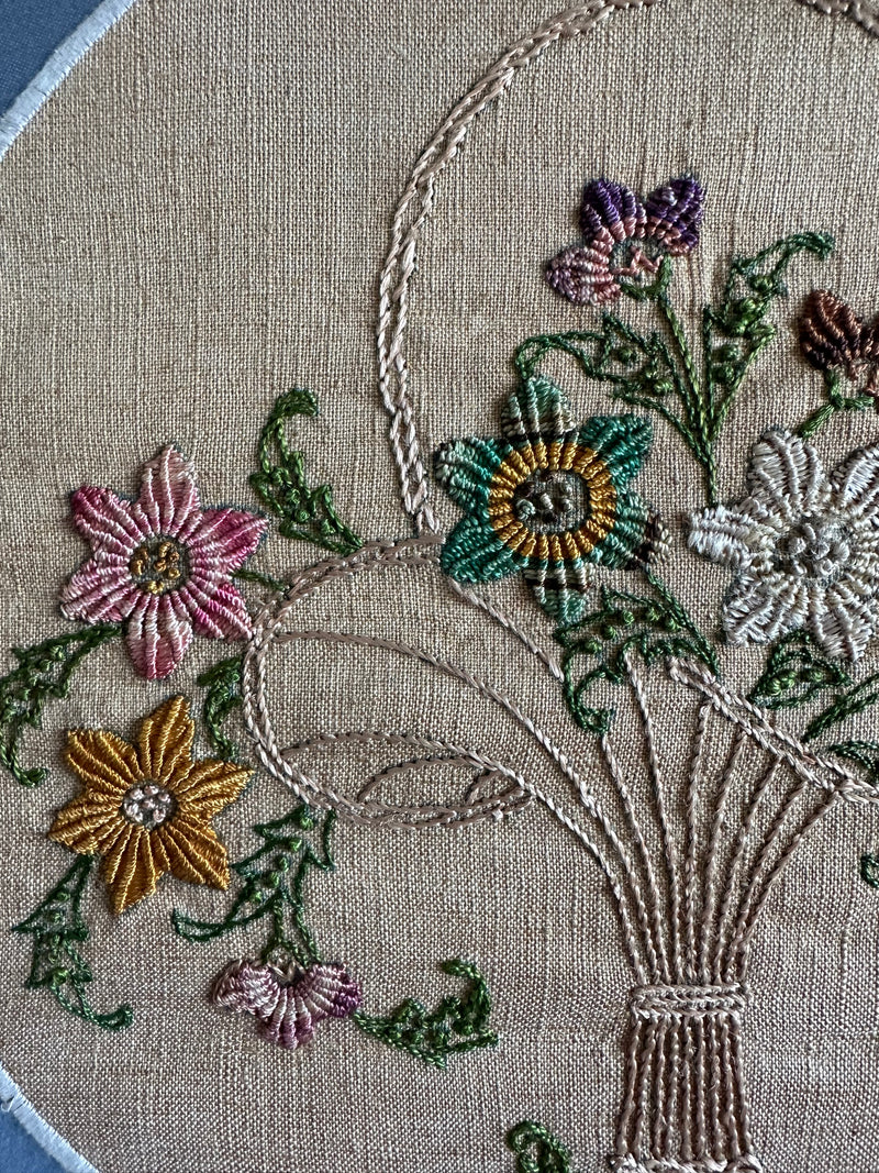 Broderie 19ème dans cadre en bois hexagonal