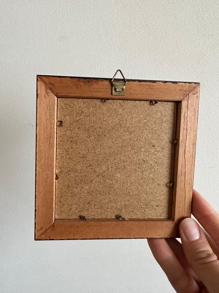 Peinture sur tissu signée fond bordeaux cadre en bois doré
