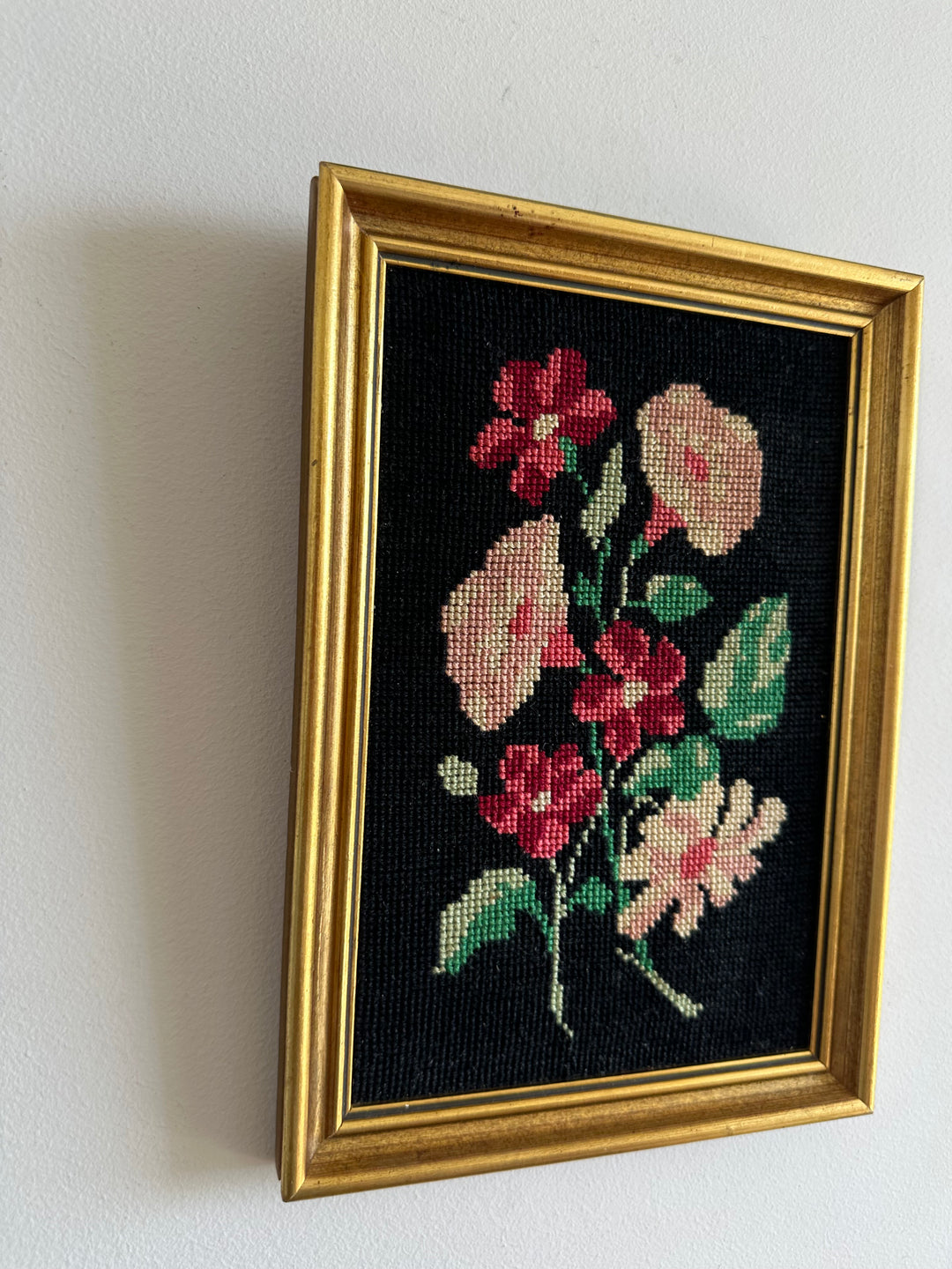 Broderie roses rectangulaires fond noir cadre doré