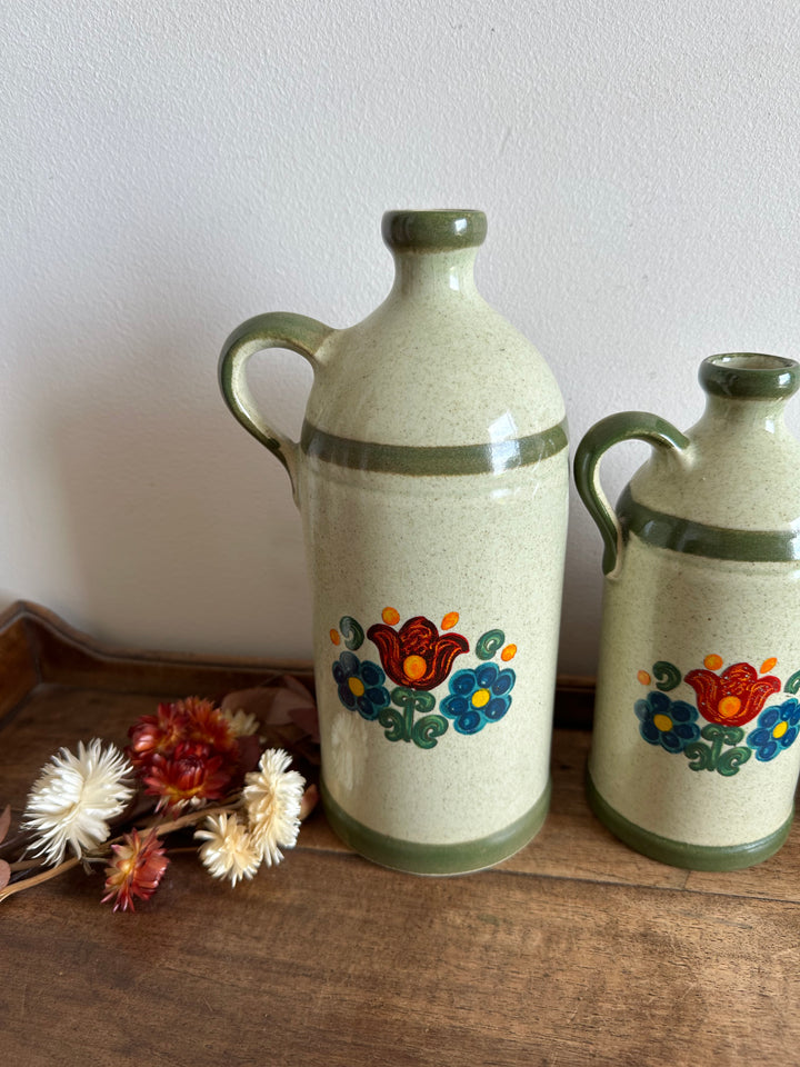 Bouteilles en grès Jasba décorées de fleurs rouges et bleues