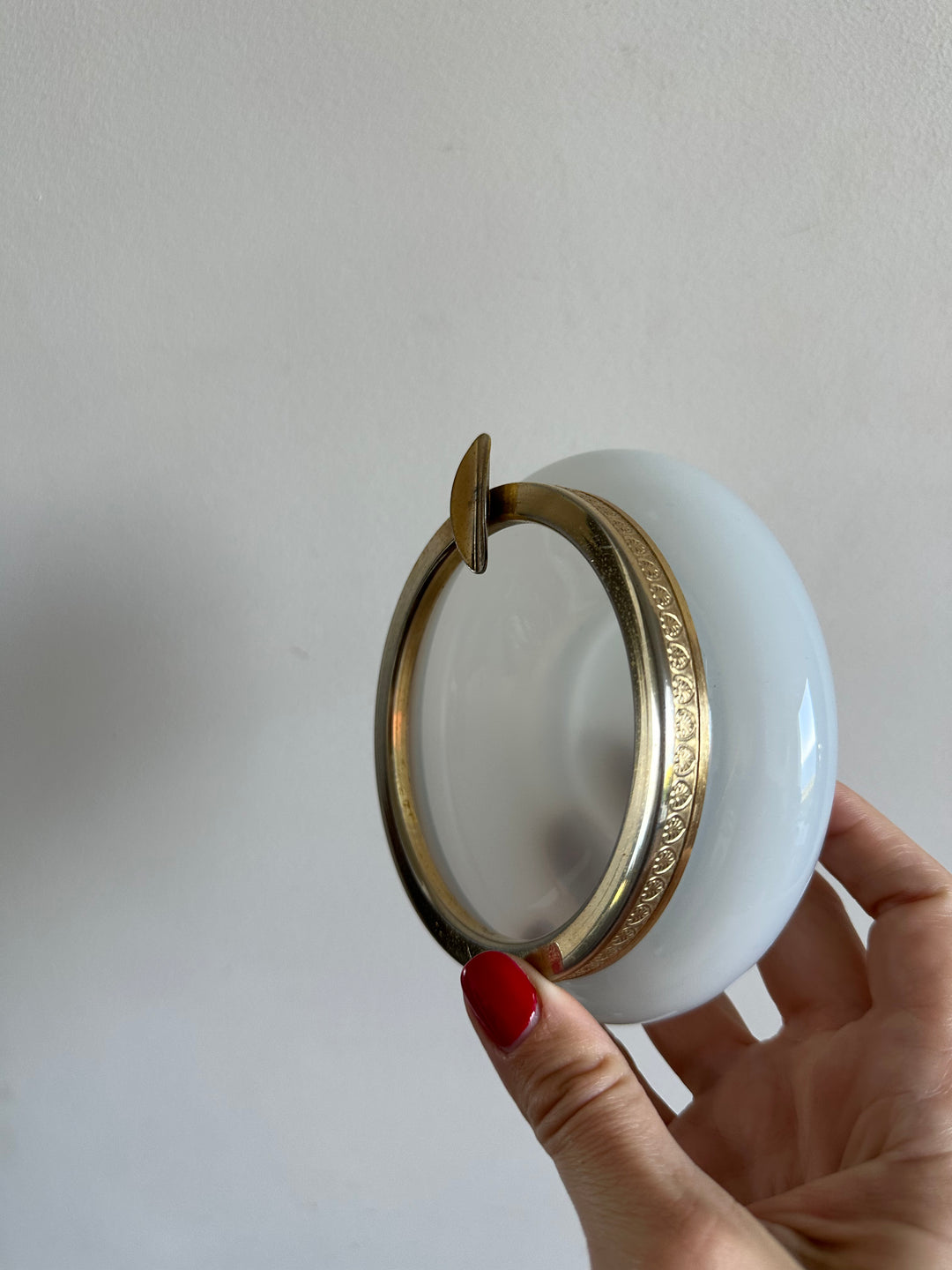 Cendrier en opaline blanche cerclé de bronze