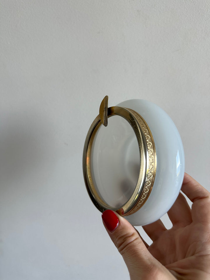 Cendrier en opaline blanche cerclé de bronze