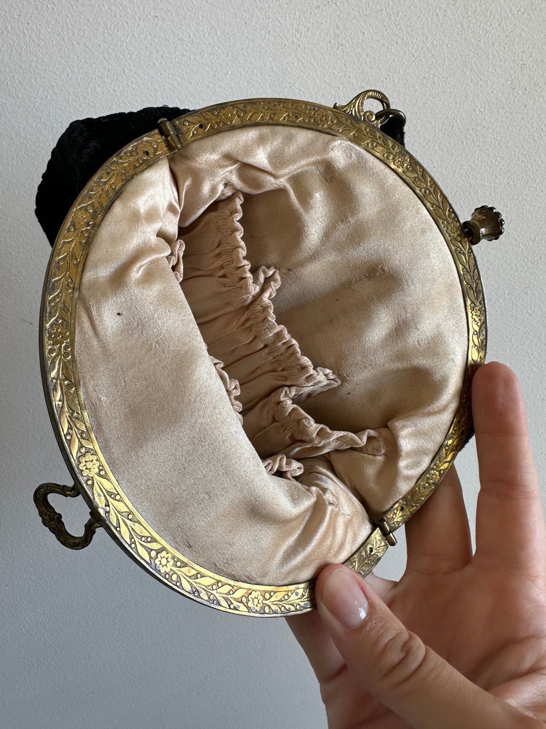 Petit sac à main années 1900 avec accessoires de beauté d'origine