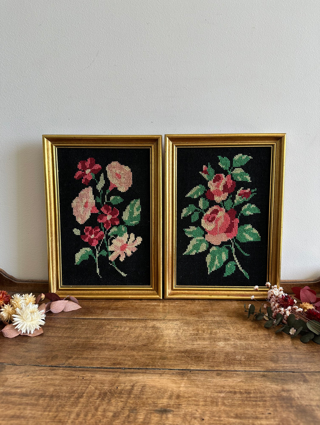 Broderie roses rectangulaires fond noir cadre doré