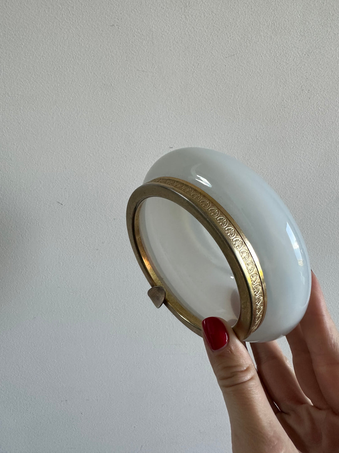 Cendrier en opaline blanche cerclé de bronze