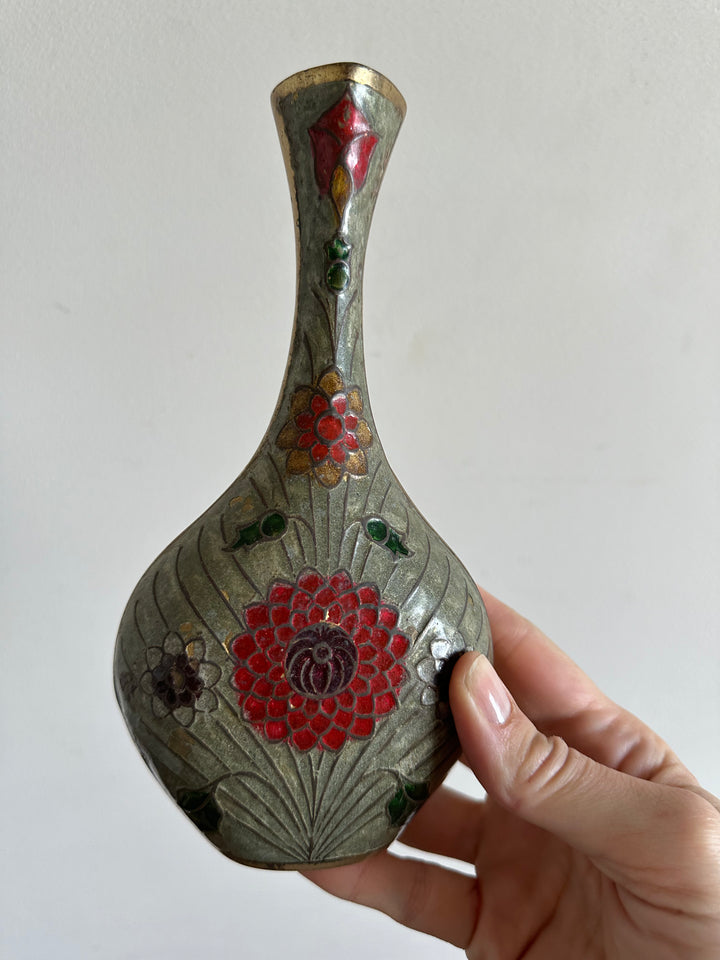 Vase en laiton émaillé motif fleurs rouges