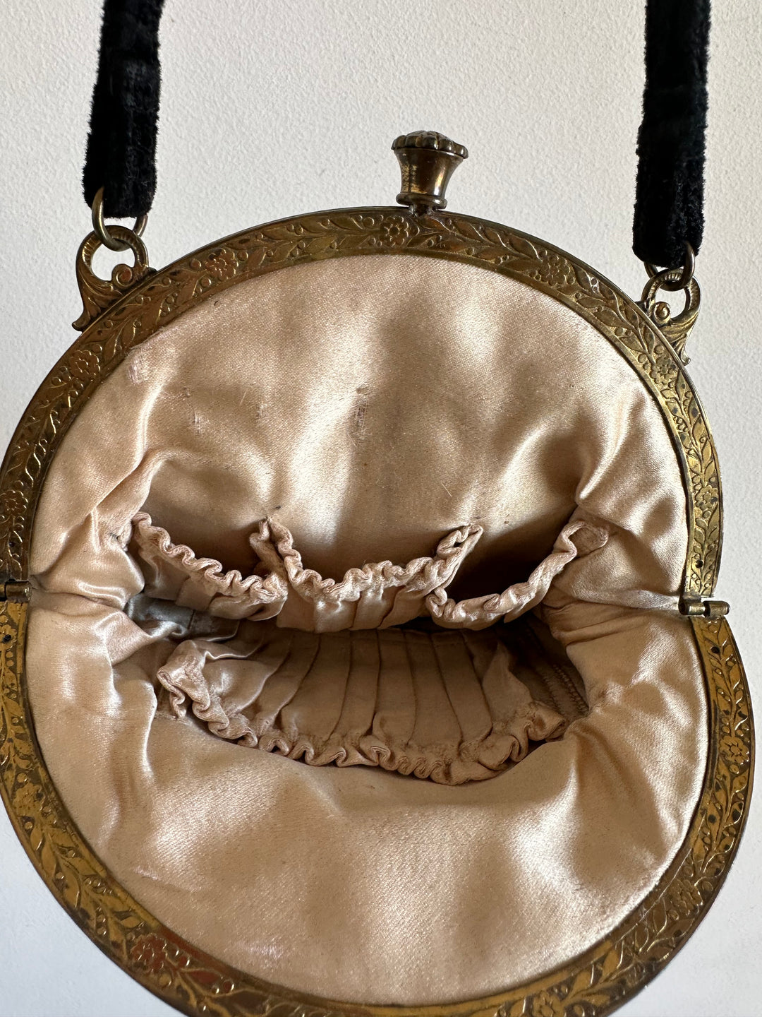 Petit sac à main années 1900 avec accessoires de beauté d'origine