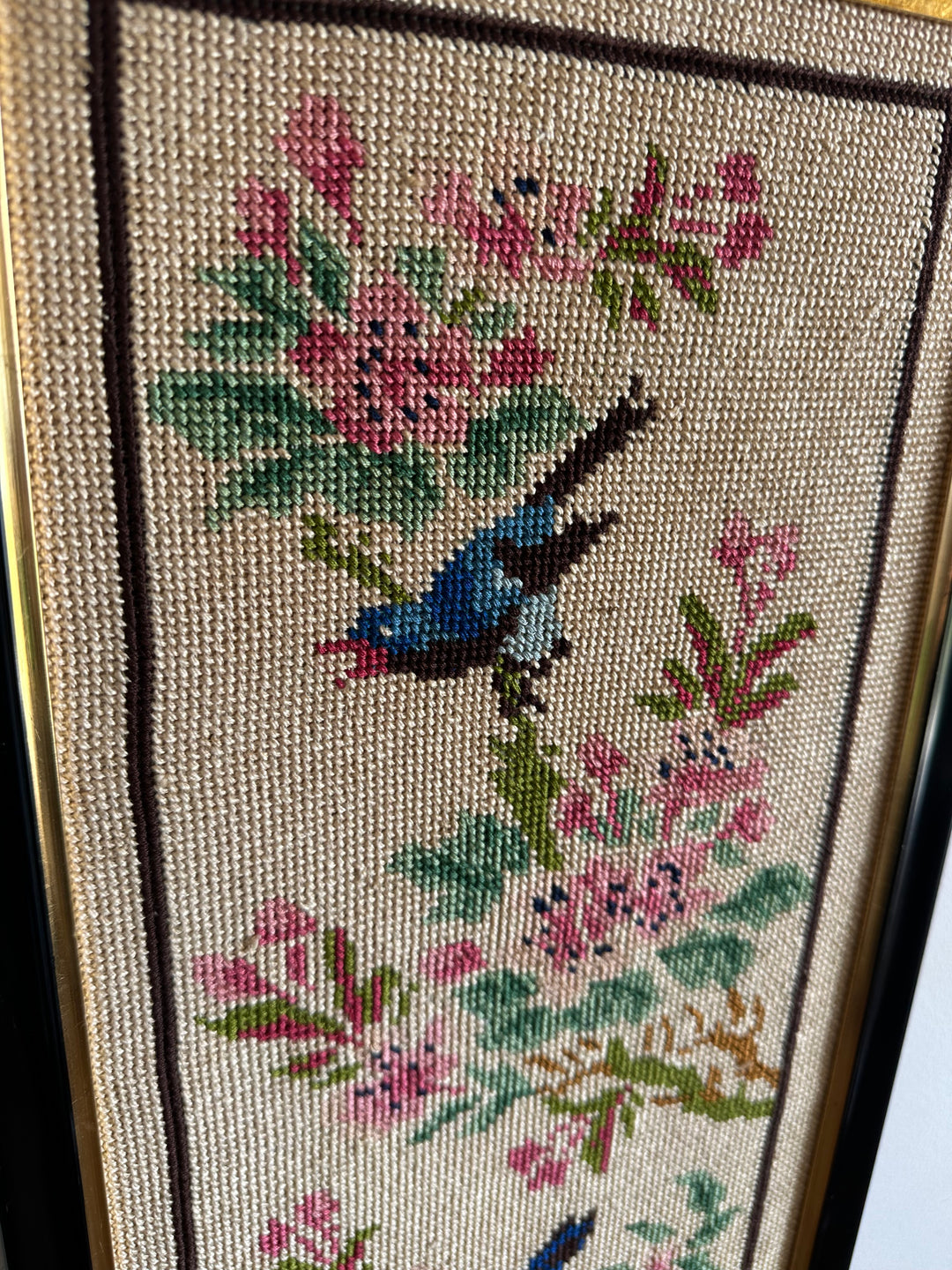 Broderie point de croix oiseaux bleus cadre en bois