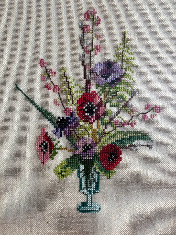 Broderie bouquet de fleurs cadre en bois blanc cassé