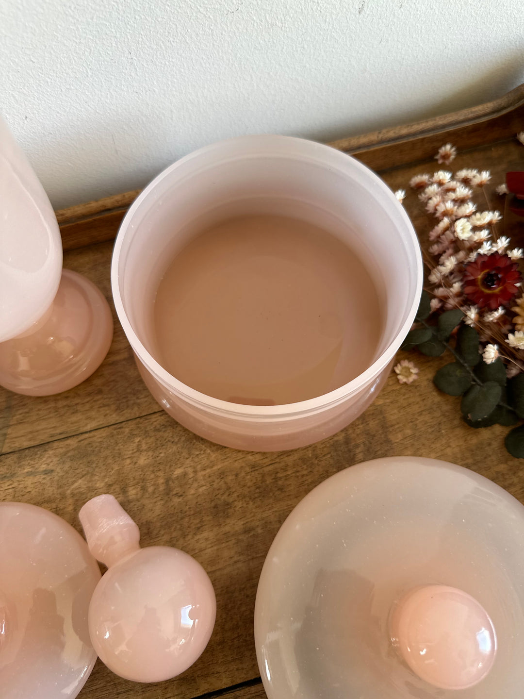 Ensemble de salle de bain en opaline rose années 60