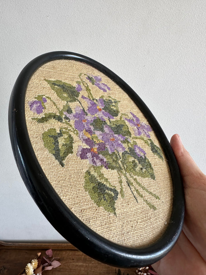 Broderie violettes cadre ovale en bois noir 1900