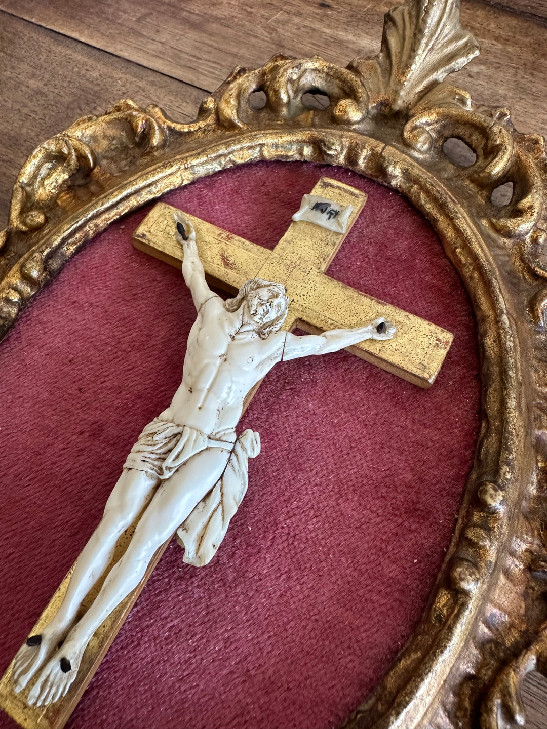 Crucifix en ivoire et bois encadré sur velours rose 19 eme