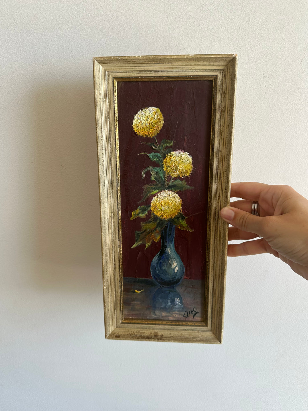 Peinture à l'huile signée dahlias jaune vase bleu