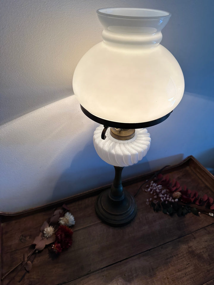 Lampe à pétrole électrifiée en opaline blanche taille XL