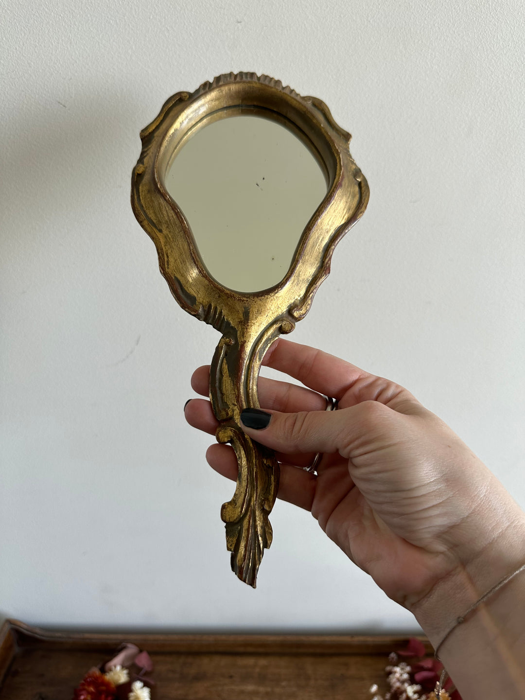 Miroir à main florentin en résine dorée