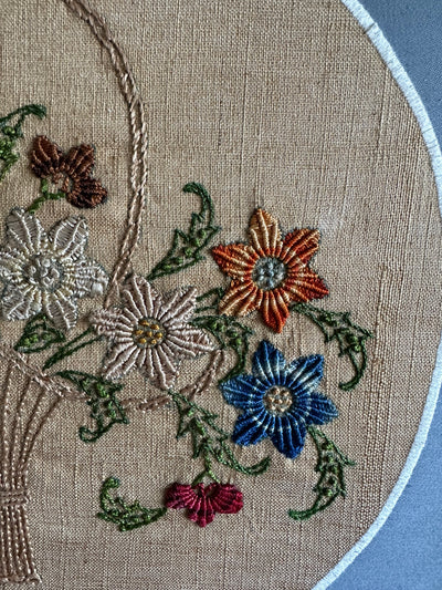 Broderie 19ème dans cadre en bois hexagonal