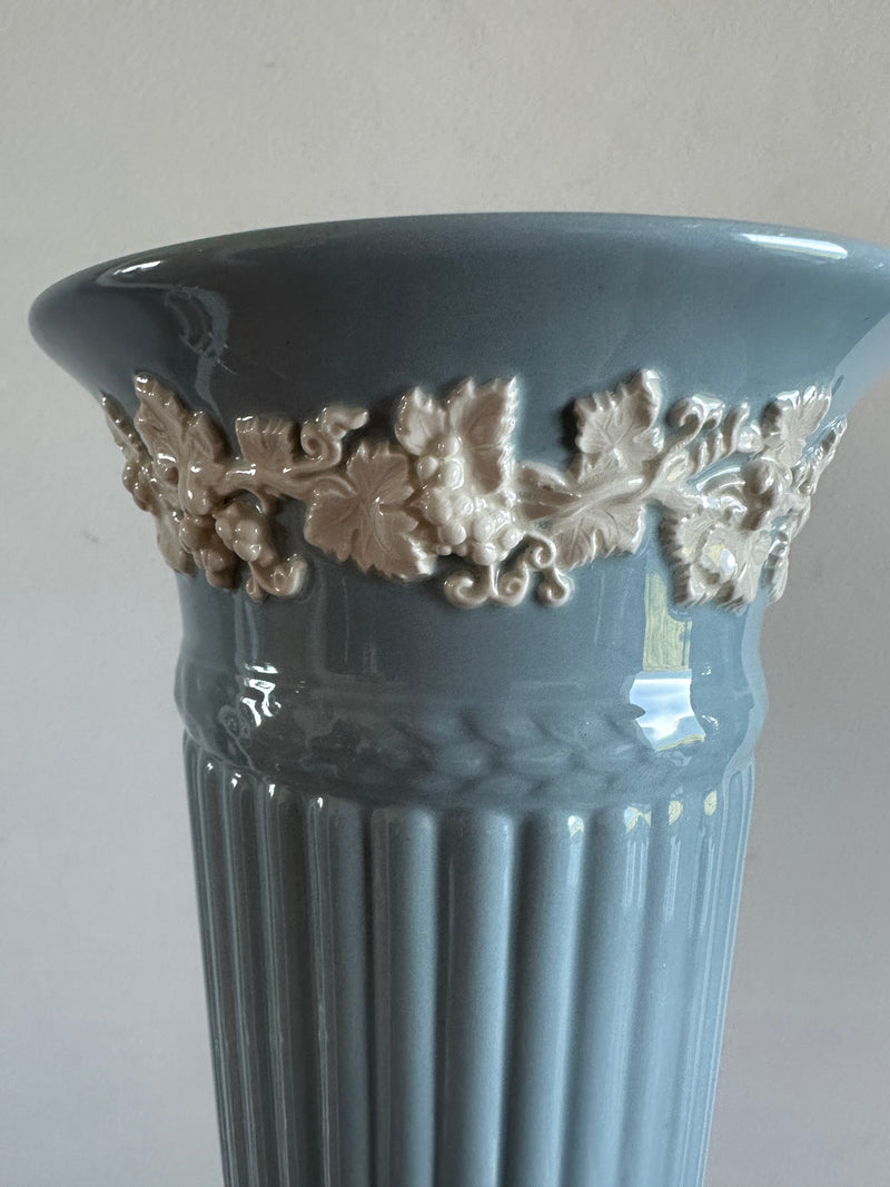Vase en porcelaine émaillée de Wedgwood & Barlaston