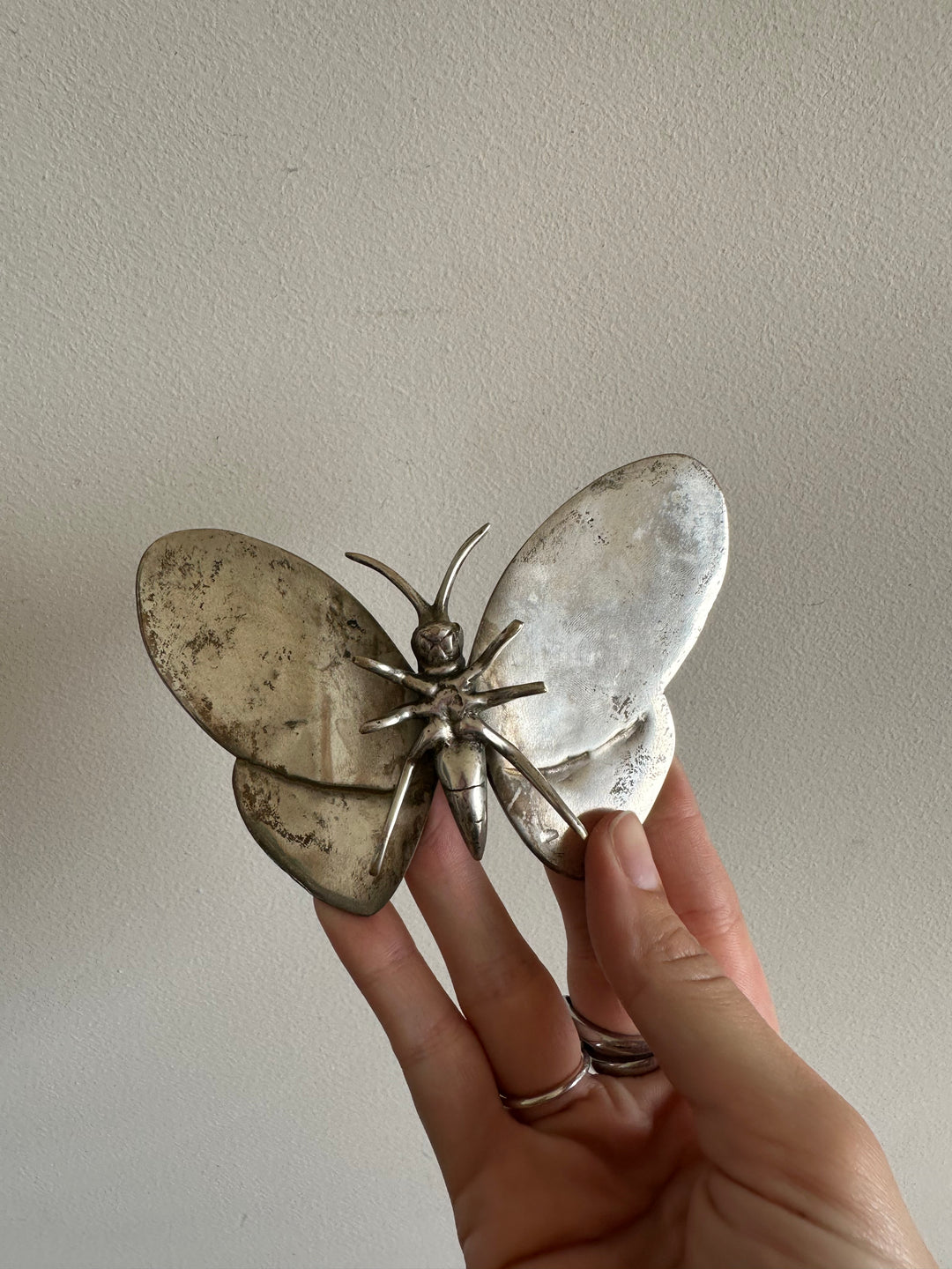 Papillon décoratif en métal argenté