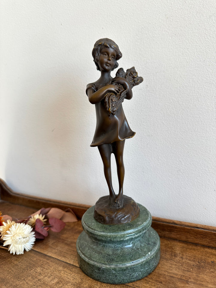 Statuette signée petite fille aux fleurs en bronze 1910