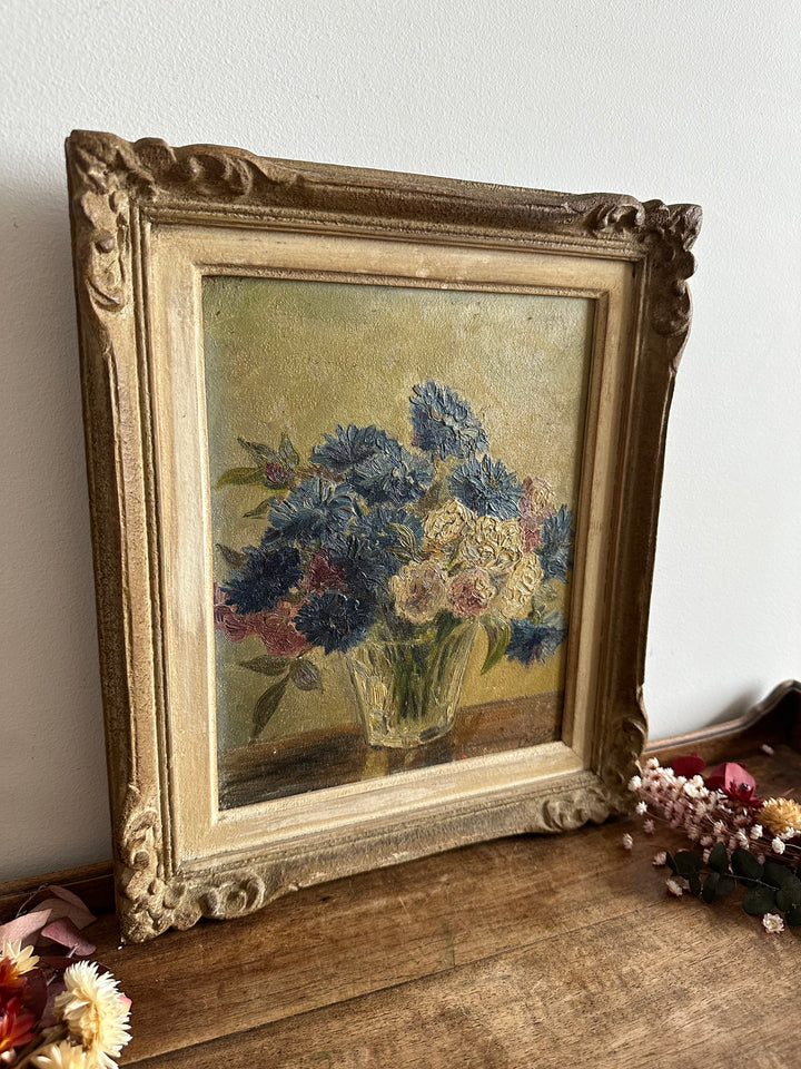 Peinture bouquet de fleurs bleues et blanches encadrée années 50