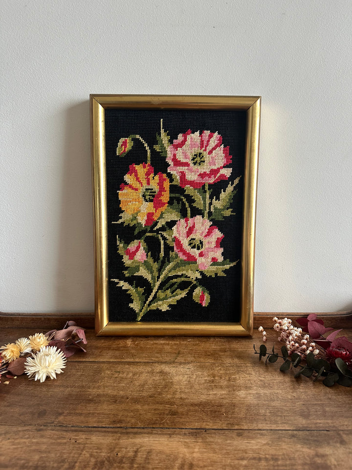 Broderie au point de croix motifs fleurs roses et oranges