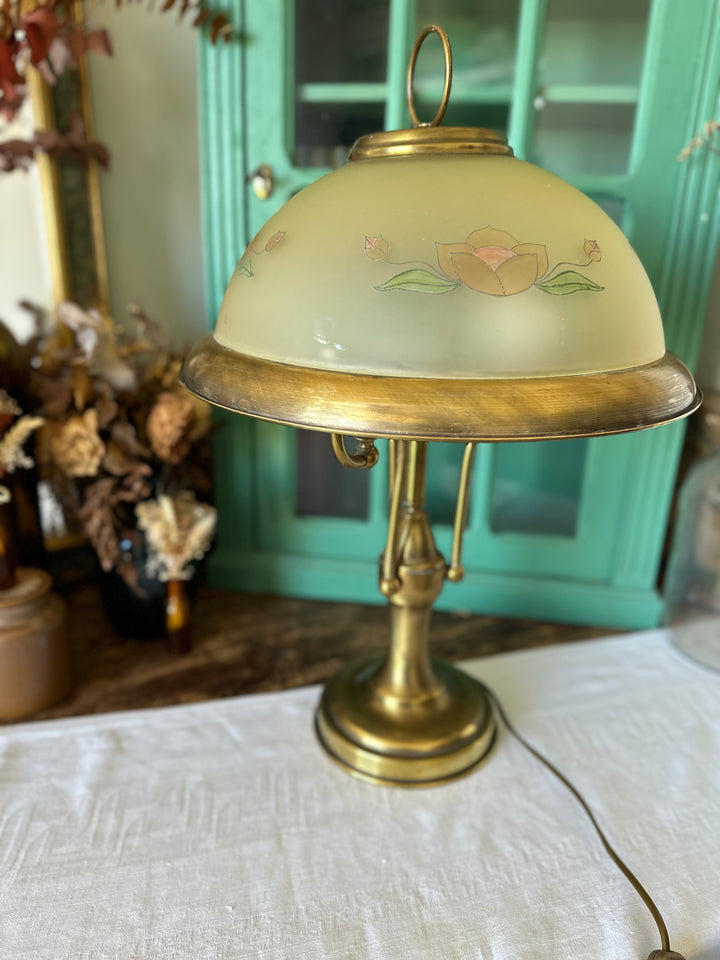 Lampe en laiton globe coupelle gravée de fleurs roses