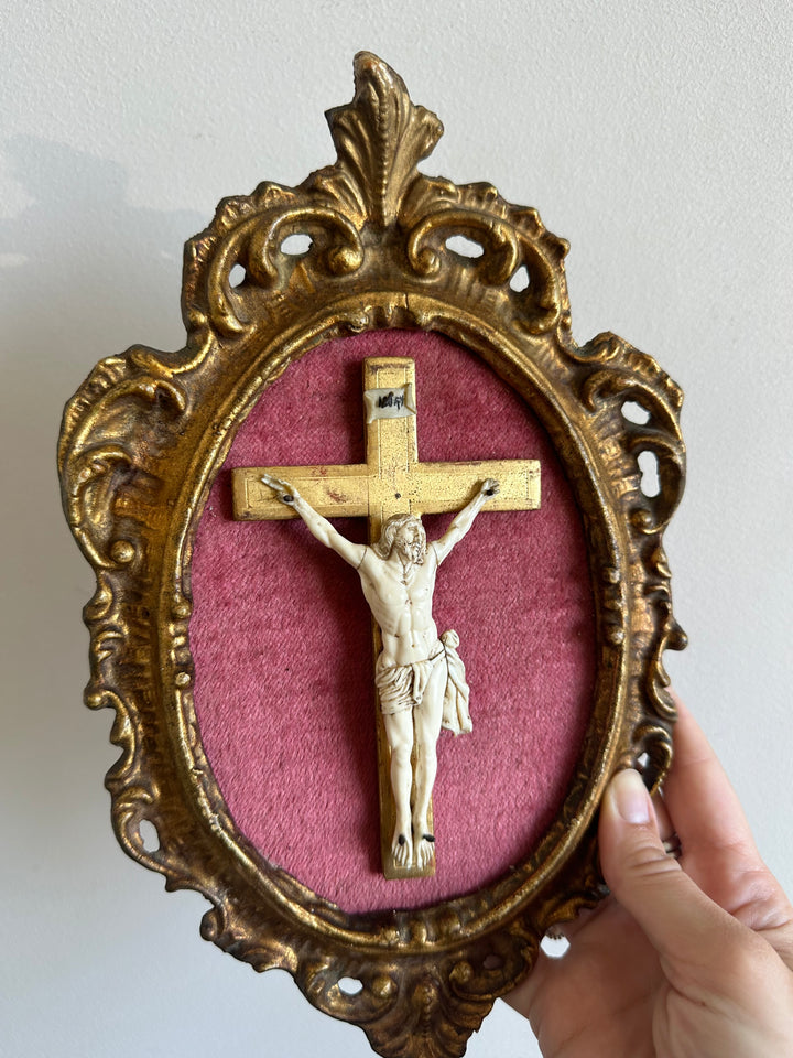 Crucifix en ivoire et bois encadré sur velours rose 19 eme