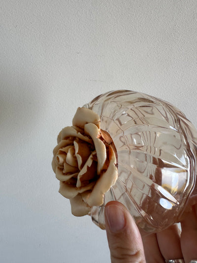 Bonbonnière en verre ornement rose sculpté