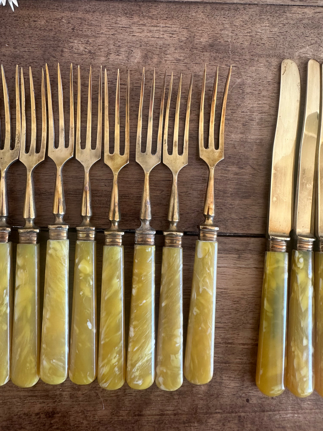 Couverts à dessert en laiton et bakelite jaune marbré