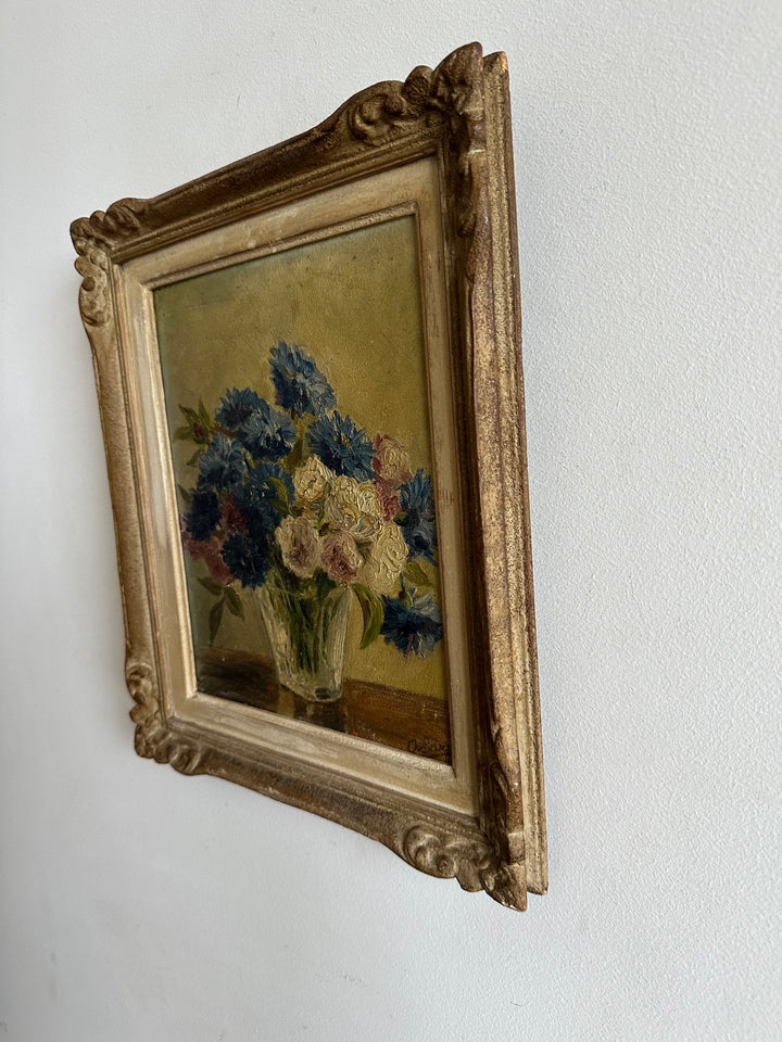 Peinture bouquet de fleurs bleues et blanches encadrée années 50