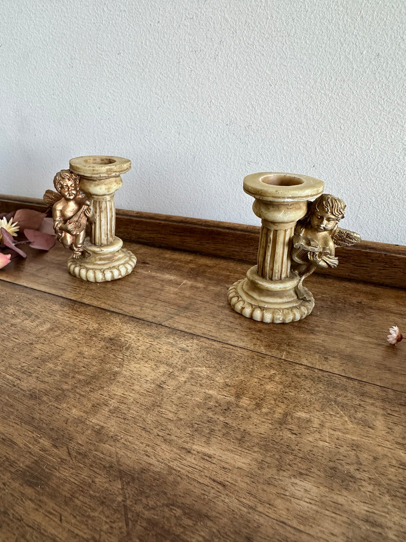 Paire de petits bougeoirs style 18e siècle en laiton, à décor de Paire de petits bougeoirs style 18e siècle en laiton, à décor de