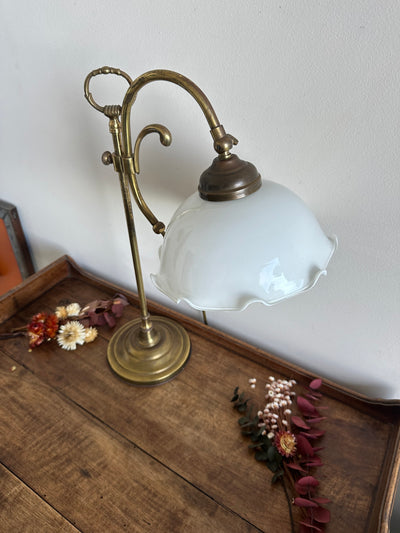 Lampe en laiton et opaline blanche